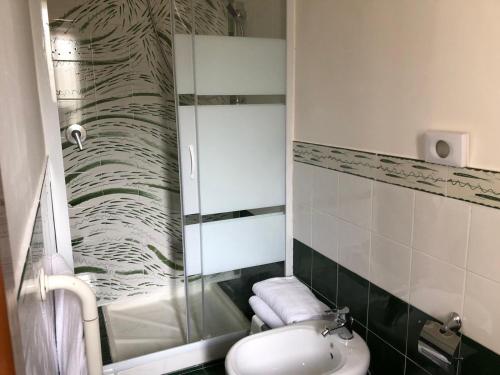 Bilik mandi di Hotel Vietri Coast