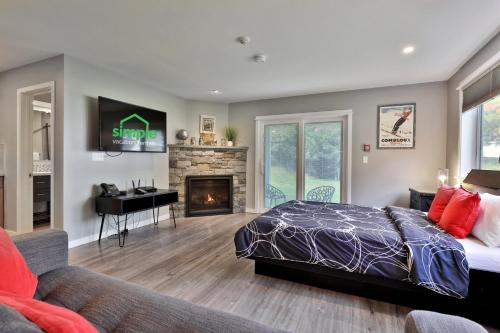 una camera da letto con un letto e un camino di Spacious 2RM-2BA Condo in the Heart of the Town, Summer Pool, Shuttle Route a Killington