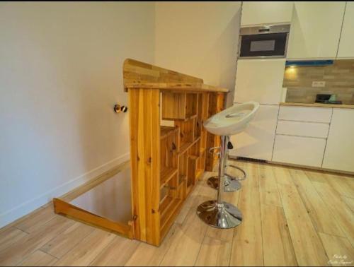 une petite cuisine avec un évier et un comptoir dans l'établissement Magnifique appartement, avec climatisation et parking payants, à Bagneux