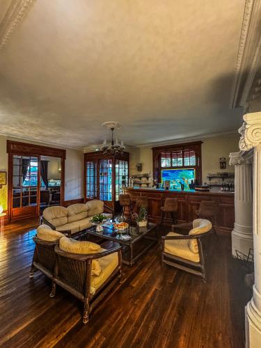 un salon avec un canapé et une table dans l'établissement Grand Hôtel de France, à Pierrefitte-Nestalas