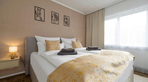 เตียงในห้องที่ Luxx Home MM, Airport - Parkplatz - Küche - Balkon