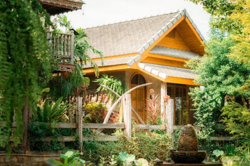 Zahrada ubytování Huen San Fang hotel โรงแรมเฮือนแสนฝาง