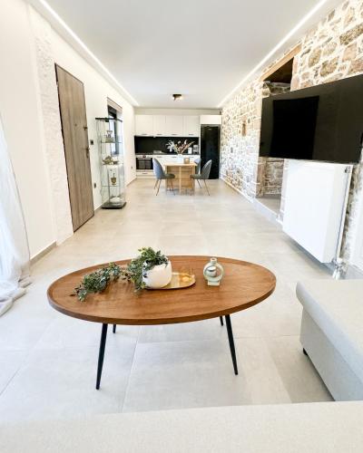 Μια τηλεόραση ή/και κέντρο ψυχαγωγίας στο Villa Sitaralona