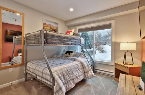 キリングトンにあるMountain Green 3C16 - Renovated 2BR-2BA With Mountain Views, Hot Tub, Pool, Shuttle, Gymのベッドルーム(二段ベッド1組、窓付)