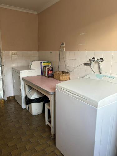 Una cocina o zona de cocina en Mackay Motor Inn