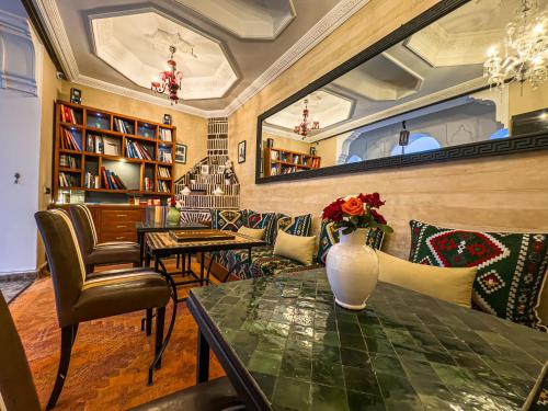 Biblioteca en el riad