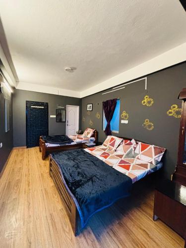 Postel nebo postele na pokoji v ubytování Nakshatra Inn Kodaikanal Cottage