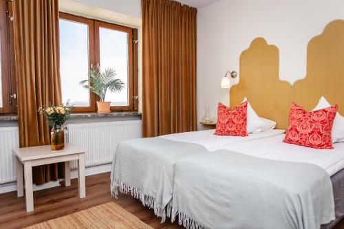 Postel nebo postele na pokoji v ubytování Hotel Lysekil