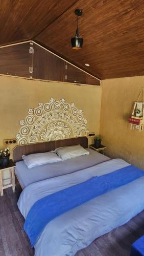 ビーアにあるMonkey Mud House and Camps, Birのベッド2台と壁のある寝室
