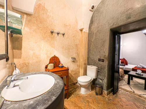 Un baño de Riad L'Orchidée Suites & Spa