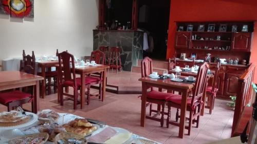 Reštaurácia alebo iné gastronomické zariadenie v ubytovaní Las Retamas B&B