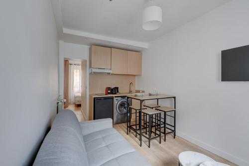 un salon avec un canapé et une cuisine dans l'établissement Bluestay 850 - Superb apartment, à Paris