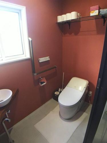 a bathroom with a toilet and a sink at Sol e Mar in Tatsugo