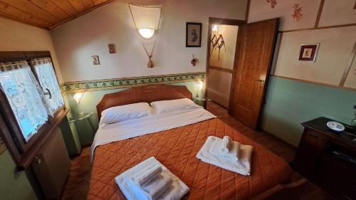 Postel nebo postele na pokoji v ubytování Piccola mansarda nelle Dolomiti