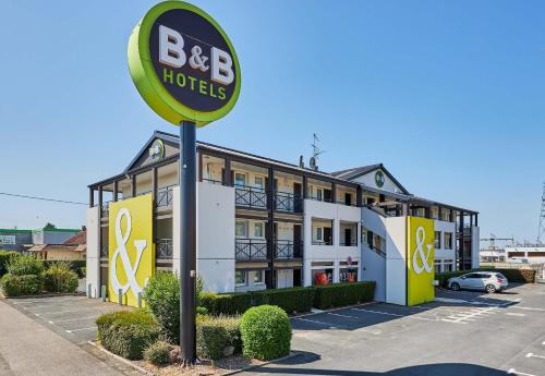 IfsにあるB&B HOTEL CAEN Sudの建物前のホテルサイン