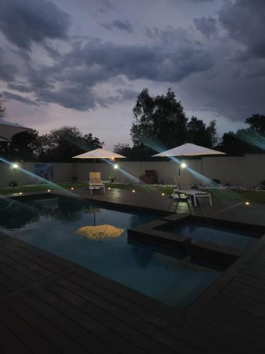 Gallery image of 18 on onix in Four Ways