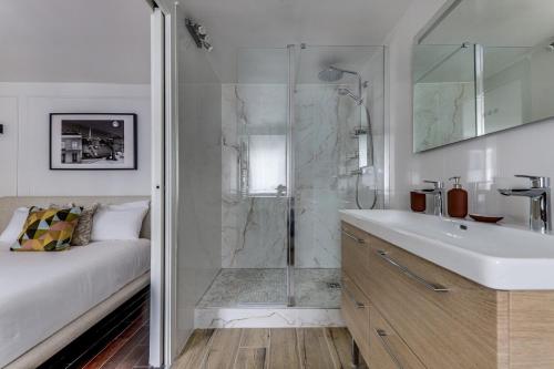 une salle de bain avec une douche, un lavabo et un miroir dans l'établissement Le Moka - Duplex & Bright- Near Champs-Elysées, à Paris