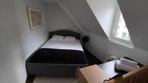 une petite chambre avec un lit dans un grenier dans l'établissement Le Moka - Duplex & Bright- Near Champs-Elysées, à Paris
