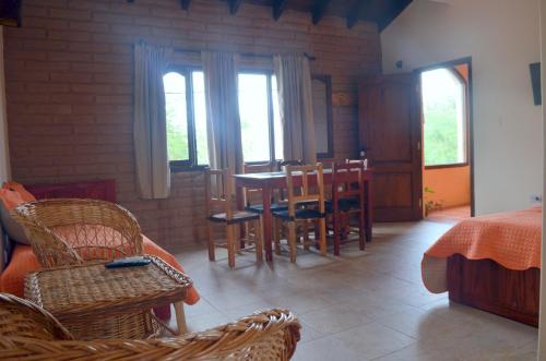 ein Wohnzimmer mit einem Tisch und Stühlen in der Unterkunft Kamay Apart Cafayate in Cafayate