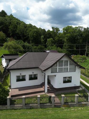 una casa bianca con il tetto nero di Casa Ella Maldaresti a Măldăreşti