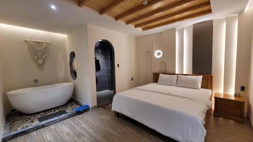 Una cama o camas en una habitación de Rumi Hotel