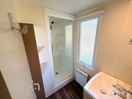 une salle de bain avec douche et lavabo dans l'établissement Mobile home op camping de Pujol in Argeles-Sur-Mer, à Argelès-sur-Mer