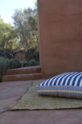 a blue and white pillow on a rug on a patio at Villa Quince in Ouirgane