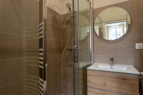 une salle de bain avec douche et lavabo dans l'établissement Le Tisserand - Appartement Cosy proche de la Gare, à Toulouse