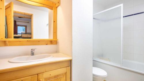 ein Badezimmer mit Waschbecken und Spiegel in der Unterkunft Les fermes de Saint Sorlin H 105 - 2P6 in Saint-Sorlin-dʼArves