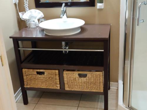 a bathroom vanity with a sink and a sink at Studio-hôtel Villegiature Saint-Sauveur in Piedmont
