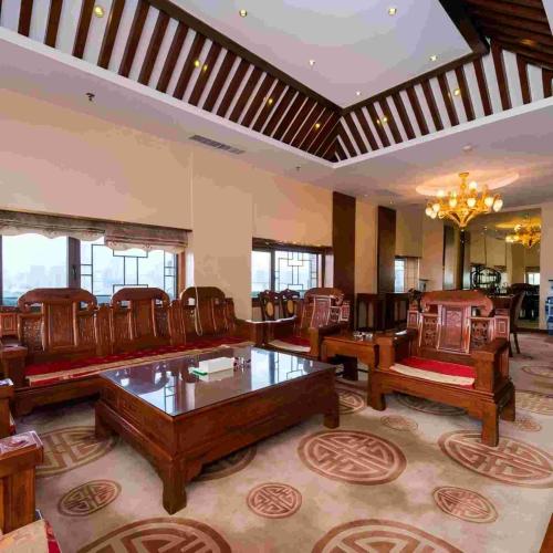 a large room with chairs and a table and a chandelier at Vienna International Hotel Xi'an Dayan Tower in Xi'an