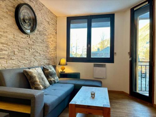 un salon avec un canapé et une table dans l'établissement Le Chamois Blanc, à Chamonix-Mont-Blanc