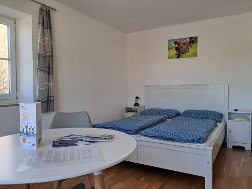 Ferienwohnung Koller "die Kleine" في ريتينبيرغ: غرفة صغيرة بسريرين وطاولة