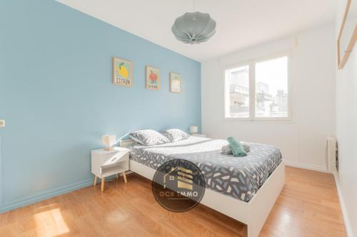 une chambre avec un lit et une fenêtre dans l'établissement L'Europole - 3 chambres proche gare, à Grenoble