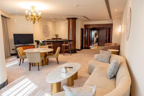 Μια τηλεόραση ή/και κέντρο ψυχαγωγίας στο Majestic Cove Hotel - Formerly Le Méridien Fairway