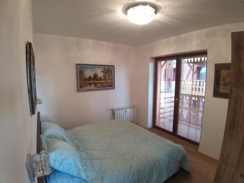 a bedroom with a bed and a window at Apartmán pod Tatrami B207 in Veľká Lomnica