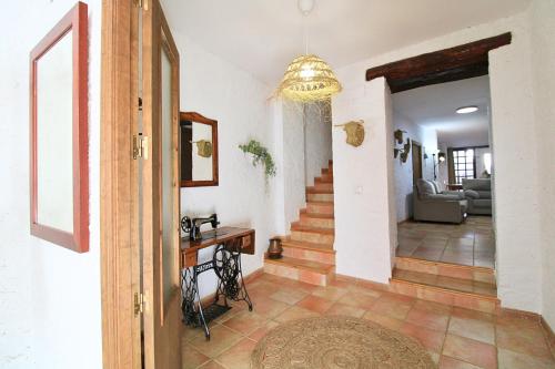 ein Flur eines Hauses mit einer Treppe und einem Wohnzimmer in der Unterkunft La Casa de la Tierra by SIERRA VIVA in Los Marines