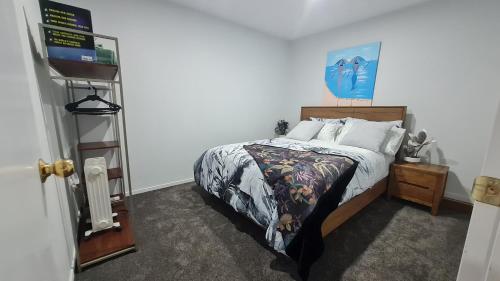 Katil atau katil-katil dalam bilik di Auckland Urban Escape - Central, Connected & Comfy