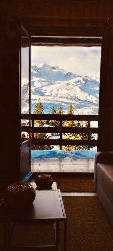 Habitación con vistas a una montaña nevada desde una ventana en Vistas a Pistas en Formigal Con Parking ATUAIRE HOME, en Formigal