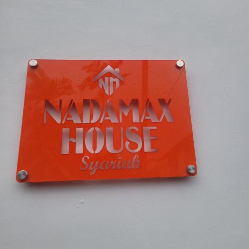 a sign for a nadalamn house on a wall at Nadamax House Syariah in Bonorejo