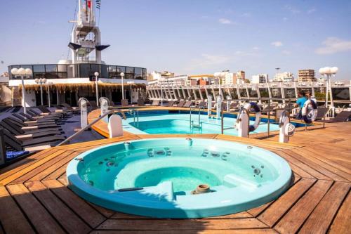 Bazén v ubytování ALBAKER TOUR MIRAY CRUISES TOUR KuSADASI - PaTMOS - AtINA - MIKONOS - RODOS - CESME nebo v jeho okolí