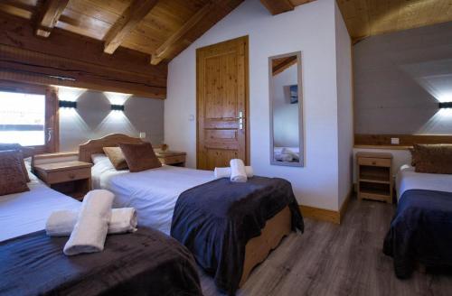 une chambre d'hôtel avec deux lits et une salle de bain dans l'établissement Chalet Bouquetin-Paradiski-12 pers, à Peisey-Nancroix