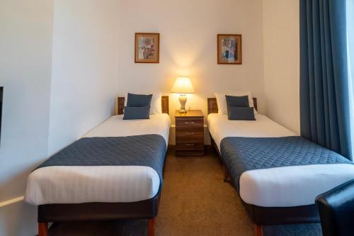 Postel nebo postele na pokoji v ubytování The Palace Hotel Buxton & Spa