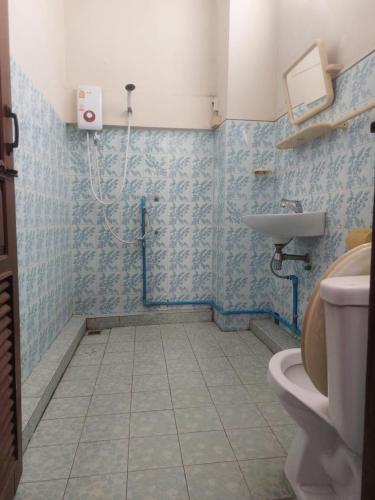a bathroom with a toilet and a sink at Mabuhay Guest House, Thai Embassy Vientiane in Vientiane