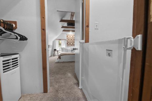 eine Küche mit einem weißen Kühlschrank im Zimmer in der Unterkunft Big Bear Mountain Retreat with Hot Tub by MariamsBnb in Big Bear City Airport