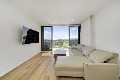 Μια τηλεόραση ή/και κέντρο ψυχαγωγίας στο Modern 1-Bed Apartment With Parking, Pool and Gym