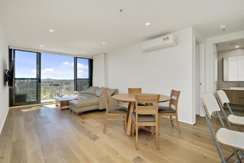 Χώρος καθιστικού στο Modern 1-Bed Apartment With Parking, Pool and Gym