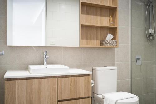 Ένα μπάνιο στο Modern 1-Bed Apartment With Parking, Pool and Gym