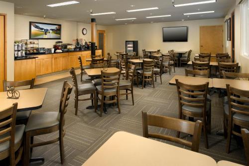 Un restaurante u otro lugar para comer en Redmond Inn