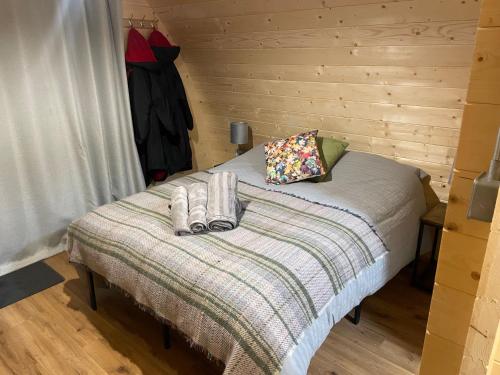 una camera da letto con un letto con due asciugamani sopra di Executive Pod and Jacuzzi a Watch House Village
